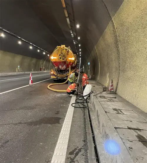 图木舒克隧道排水渠清淤